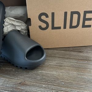 Yeezy Slides Black size 5